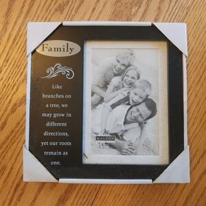 Black "Family" picture frame for 4x6 picture w/white mat and lettering